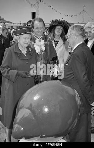 John Burton vom Hastings Winkle Club überreicht Queen Elizabeth II eine goldene Winkle Brosche und Ehrenmitgliedschaft. Hastings Old Town, East Sussex, England, Großbritannien. 6th. Juni 1997 Stockfoto