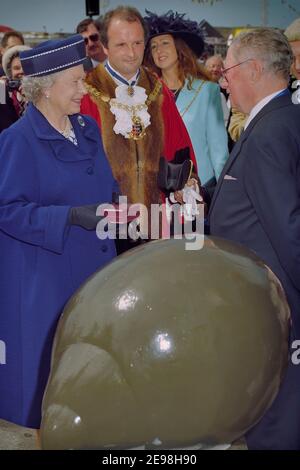 John Burton vom Hastings Winkle Club überreicht Queen Elizabeth II eine goldene Winkle Brosche und Ehrenmitgliedschaft im Hastings Winkle Club. Hastings Old Town, East Sussex, England, Großbritannien. 6th. Juni 1997 Stockfoto