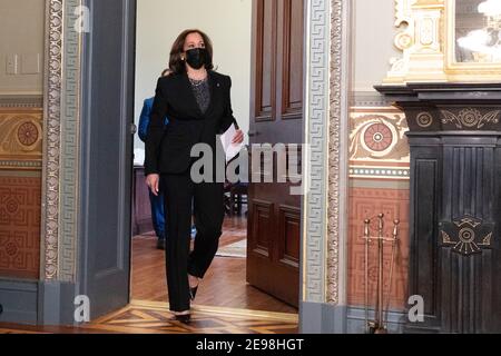 White House, Washington, DC, 03/02/2021, Vereinigte Staaten Vizepräsidentin Kamela Harris kommt für die Vereidigung von Pete Buttigieg als Minister für Verkehr, 3. Februar 2021 im Weißen Haus in Washington, DC. Quelle: Chris Kleponis/Pool via CNP - weltweite Nutzung Stockfoto