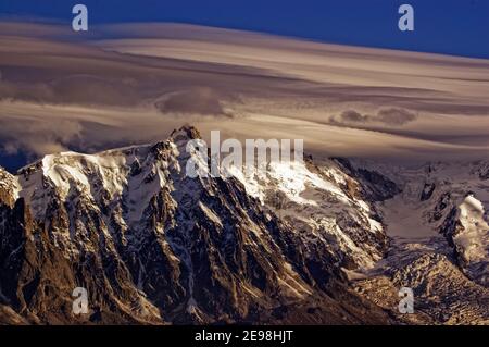 Eine dramatische Wolkenkappe über dem Mont Blanc und der Aiguille de Midi in den französischen Alpen, Chamonix, Frankreich Stockfoto