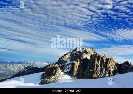 Dramatische Wolken über der Aiguille de Tour in den französischen Alpen von oben auf dem Glacier du Tour, Chamonix, Frankreich gesehen Stockfoto