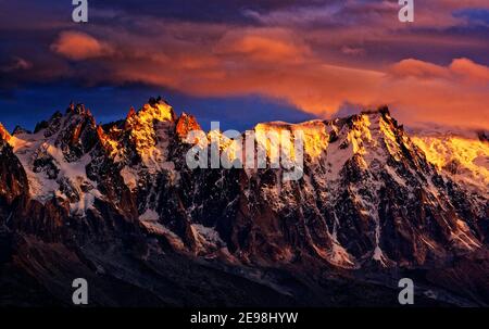 Dramatischer letzter Sonnenuntergang Licht auf der Chamonix Aiguilles in den französischen Alpen, Chamonix, Frankreich Stockfoto