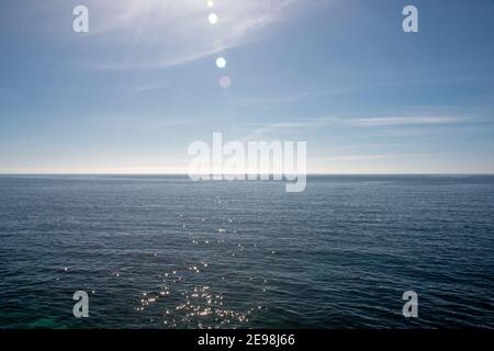 Kristallklares Wasser, blaues Meer und blauer Himmel als Hintergrund Stockfoto