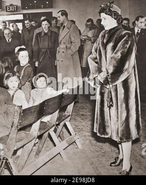 EDITORIAL NUR Queen Elizabeth II besucht das Rasthaus für Flutopfer in King's Lynn, 1953. Elizabeth II, 1926 - 2022. Königin des Vereinigten Königreichs. Aus dem Königin-Elisabeth-Krönungsbuch, veröffentlicht 1953. Stockfoto