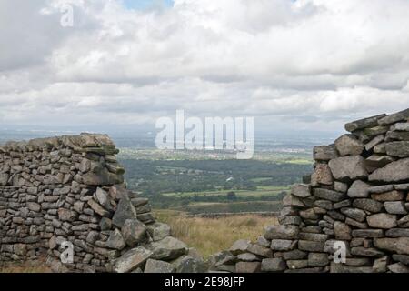 Sommersturm über Manchester aus der Nähe von Bowstonegate Lyme gesehen Handley Lyme Park Disley Cheshire England Stockfoto