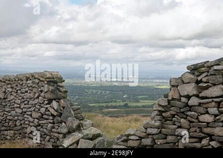 Sommersturm über Manchester aus der Nähe von Bowstonegate Lyme gesehen Handley Lyme Park Disley Cheshire England Stockfoto