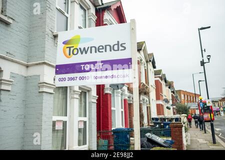 Acton, London: Townends Immobilienmakler Zeichen auf Straße von Häusern in Acton, West London Stockfoto