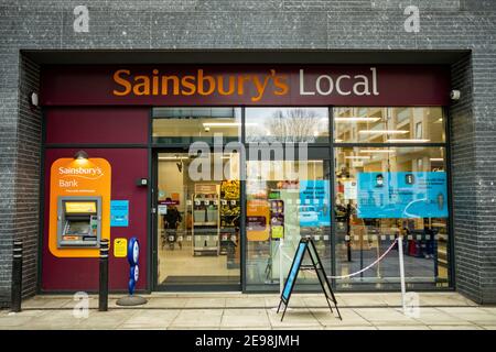 London - Sainsburys lokales Geschäft in Acton, West London mit Covid 19 Beschilderung Stockfoto