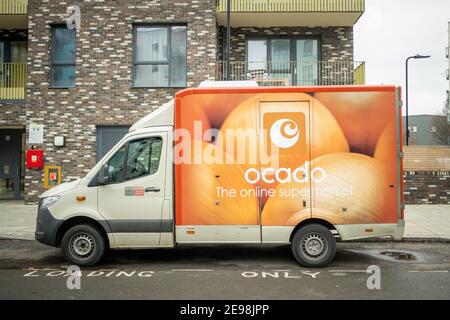London- Ocado Lieferwagen auf Wohnstraße im Westen Londons- Ein führender britischer Online-Supermarkt Stockfoto