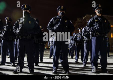 Washington, DC, USA. Februar 2021, 02nd. Capitol Hill Police wartet darauf, dass der Offizier Brian Sicknick am 02. Februar 2021 in Washington, DC im US Capitol eintrifft. Sicknick starb an den Folgen der Verletzungen, die während des Angriffs auf das Kapitolgebäude im Januar 6 erlitten wurden. Sicknics Überreste werden morgen in Ehren liegen und dann auf dem Arlington National Cemetery begraben werden. Quelle: Tasos Katopodis/Pool Via Cnp/Media Punch/Alamy Live News Stockfoto
