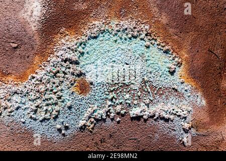 Abstrakte Texturen und Formationen am Ufer des Rio Tinto Flusses, Andalusien Spanien. Schattierungen von Rot und Orange, Eisen und andere Mineralien im Wasser. Stockfoto