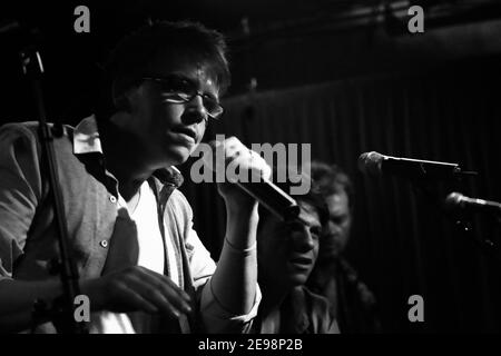 Die Dunwells treten live auf der Bühne in Borderline auf Stockfoto