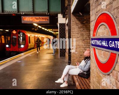 London - Notting Hill Gate Station Plattform. Eine Londoner U-Bahnstation in West London Stockfoto