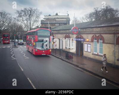 London - Westbourne Park Station, eine Londoner U-Bahnstation in der Nähe der Harrow Road in West London Stockfoto