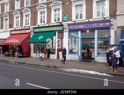 London - Harrow Road, eine lange Straße mit Geschäften in den oberen Straßen im Westen Londons Stockfoto