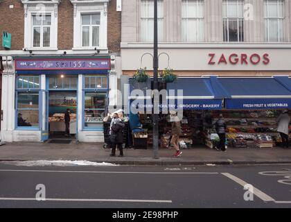 London - Harrow Road, eine lange Straße mit Geschäften in den oberen Straßen im Westen Londons Stockfoto