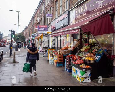 London - Harrow Road, eine lange Straße mit Geschäften in den oberen Straßen im Westen Londons Stockfoto