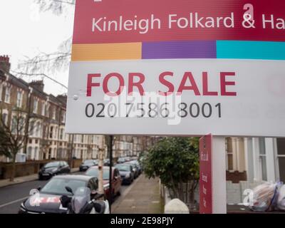 Immobilienagentur "zum Verkauf" Zeichen auf der Straße der Häuser in West London Stockfoto