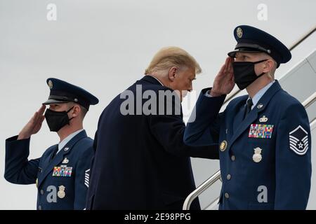 PRÄSIDENT DONALD TRUMP BESUCHT IN DEN LETZTEN TAGEN SEINER PRÄSIDENTSCHAFT DIE GRENZMAUER ZU MEXIKO. Die Barriere zwischen Mexiko und den Vereinigten Staaten, auch als Grenzmauer bekannt, ist eine Reihe vertikaler Barrieren entlang der Grenze zwischen Mexiko und den Vereinigten Staaten, die die illegale Einwanderung aus Mexiko in die Vereinigten Staaten reduzieren sollen. Die Barriere ist keine durchgehende Struktur, sondern eine Reihe von Hindernissen, die unterschiedlich als „Zäune“ oder „Wände“ klassifiziert werden. Zwischen den physischen Barrieren wird die Sicherheit durch einen „virtuellen Zaun“ aus Sensoren, Kameras und anderen Überwachungsgeräten gewährleistet. Stockfoto