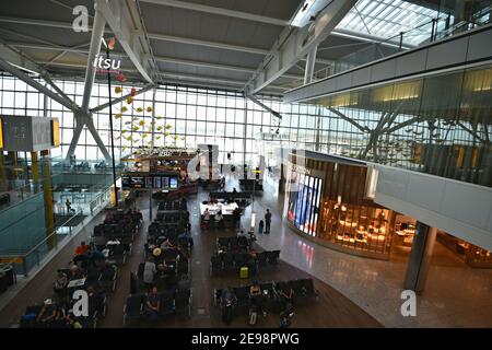 Passenger Coffee Lounge und Shopping Area am Heathrow International Airport in London, Großbritannien Stockfoto