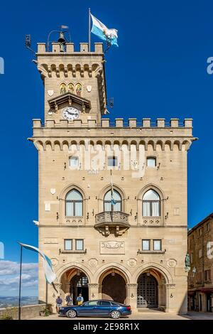 Der Palazzo Pubblico im historischen Zentrum von San Marino An einem sonnigen Tag Stockfoto