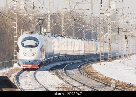 Hochgeschwindigkeitszüge mit langen Zügen wenden sich an den Bahnsteig des Bahnhofs Am Wintertag Stockfoto