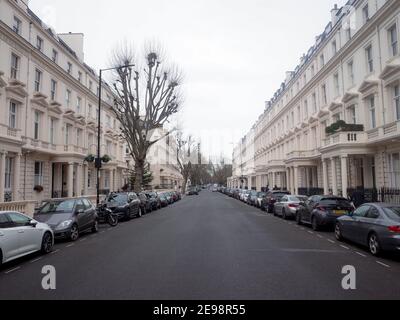 London - teure Autos, die auf der gehobenen Straße in Maida Vale in Paddington, North West London, geparkt sind Stockfoto