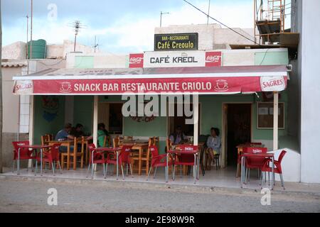 Die Außenterrasse des Cafe Creole befindet sich in Santa Maria, Insel Sal auf den Kapverden Stockfoto