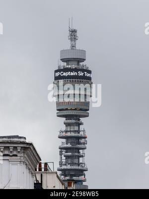 London, Großbritannien. Februar 2021, 3rd. Das Foto vom 3. Februar 2021 zeigt eine Nachricht mit der Aufschrift "RIP Captain Sir Tom Moore" auf dem BT Tower in London, Großbritannien. Der 100-jährige Veteran der britischen Armee, Captain Tom Moore, der im vergangenen Jahr Millionen Pfund gesammelt hatte, um dem britischen Gesundheitsdienst bei der Bekämpfung der COVID-19-Pandemie zu helfen, starb am Dienstag im Krankenhaus mit einem Coronavirus. Quelle: Han Yan/Xinhua/Alamy Live News Stockfoto