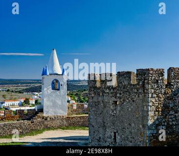 Portugal, Alentejo, dem Uhrturm in der Burgmauern, Arraiolos Stockfoto