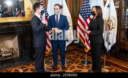 US-Vizepräsident Kamala Harris, rechts, führt eine zeremonielle Vereidigung in der Transportminister Pete Buttigieg, links, als sein Mann Chasten Buttigieg schaut auf das Alte Executive Office Gebäude im Weißen Haus 3. Februar 2021 in Washington, DC. Stockfoto