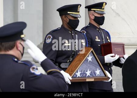 Washington, Usa. Februar 2021, 03rd. Eine Ehrenwache trägt eine Urne mit den eingeäscherten Resten des US-Capitol Police Officer Brian Sichnick die Stufen des US-Capitol hinunter, Mittwoch, 3. Februar 2021, in Washington. Pool Foto von Alex Brandon/UPI Kredit: UPI/Alamy Live Nachrichten Stockfoto