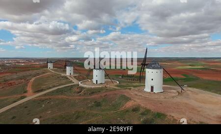 Landschaft von alten weißen Mühlen typisch für Spanien. Consuegra, Toledo. Castilla la Mancha, Spanien. Stockfoto