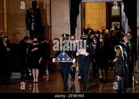 Mitglieder der Capitol Police zollen dem verstorbenen Capitol Police Officer Brian Sicknick, der am 2. Februar 2021 in der Rotunde des Capitol in Washington, DC zu Ehren liegt, ihren Respekt. Offizier Sichnick starb am 7th. Januar, nachdem er sich am 6th. Januar mit Randalierern einmiterlebte, während er das Kapitol schützte. (Foto von Erin Schaff/Pool/Sipa USA) Stockfoto