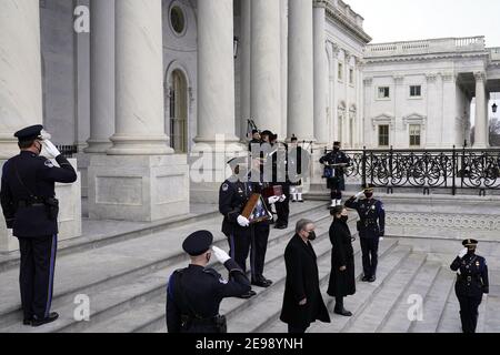 Washington, Usa. Februar 2021, 03rd. Eine Ehrenwache trägt eine Urne mit den eingeäscherten Resten des US-Capitol Police Officer Brian Sichnick die Stufen des US-Capitol hinunter, Mittwoch, 3. Februar 2021, in Washington. Pool Foto von Alex Brandon/UPI Kredit: UPI/Alamy Live Nachrichten Stockfoto