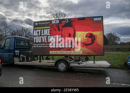 WIMBLEDON LONDON, GROSSBRITANNIEN 3. FEBRUAR 2021. Ein Transporter auf Wimbledon Common trägt eine Botschaft von NHS England, die auf einem digitalen Brett als Teil der Regierung Werbekampagne aufzeigt, die Mitglieder der Öffentlichkeit drängt, zu Hause zu bleiben, den NHS zu schützen und Leben zu retten, um die Ausbreitung von Coronavirus-Infektionen zu stoppen. Kredit: amer ghazzal/Alamy Live Nachrichten Stockfoto