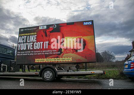 WIMBLEDON LONDON, GROSSBRITANNIEN 3. FEBRUAR 2021. Ein Transporter auf Wimbledon Common trägt eine Botschaft von NHS England, die auf einem digitalen Brett als Teil der Regierung Werbekampagne aufzeigt, die Mitglieder der Öffentlichkeit drängt, zu Hause zu bleiben, den NHS zu schützen und Leben zu retten, um die Ausbreitung von Coronavirus-Infektionen zu stoppen. Kredit: amer ghazzal/Alamy Live Nachrichten Stockfoto