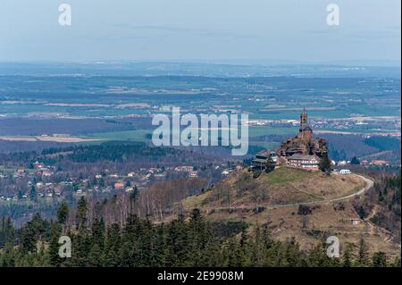 Kirche des Dabo in Lothringen in Ostfrankreich. - EINE rosa Sandsteinkirche auf einem Felsen thront. Der Felsen liegt auf einem steilen Hügel. Stockfoto