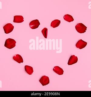 Einfache Patals Herz flach Lay-Konzept für Valentinstag an Rosa Hintergrund Stockfoto