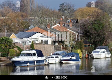 Private Häuser am Flussufer auf der Themse Meadow mit Blick vom Walton Seite des Flusses Shepperton England Großbritannien Stockfoto