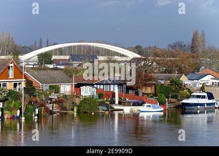 Private Häuser am Flussufer auf der Themse Meadow mit Blick vom Walton Seite des Flusses Shepperton England Großbritannien Stockfoto