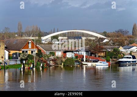 Private Häuser am Flussufer auf der Themse Meadow mit Blick vom Walton Seite des Flusses Shepperton England Großbritannien Stockfoto