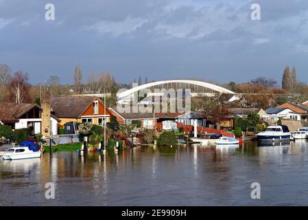 Private Häuser am Flussufer auf der Themse Meadow mit Blick vom Walton Seite des Flusses Shepperton England Großbritannien Stockfoto