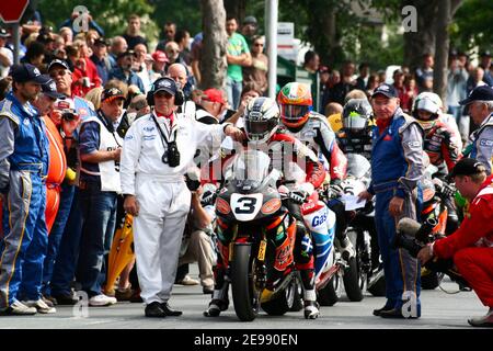 John McGuinness beim Start des Senior TT-Rennens während der 2007 IOM Centenary TT. Publikum nach dem Rennen der Tourist Trophy in Douglas Stockfoto