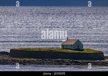 Cwyfan Kirche auf seiner Gezeiteninsel Cribinau Anglesey. Stockfoto