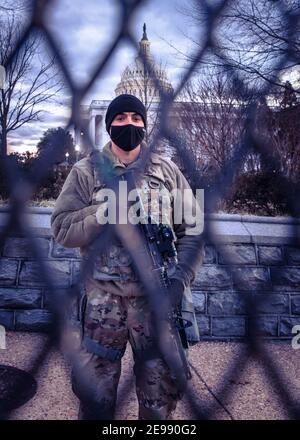 Ein Soldat mit der Michigan National Guard steht Sicherheit am US-Kapitolgebäude 29. Januar 2021 in Washington, DC. Stockfoto