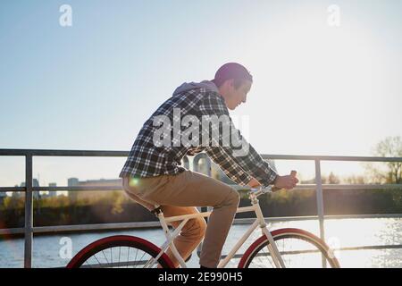 Junge Mann auf fixed Gear bike Radfahren rund um Stadt, Montreal, Quebec, Kanada Stockfoto