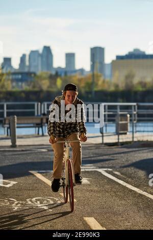 Junge Mann auf fixed Gear bike Radfahren rund um Stadt, Montreal, Quebec, Kanada Stockfoto