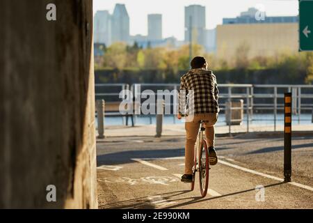 Junge Mann auf fixed Gear bike Radfahren rund um Stadt, Montreal, Quebec, Kanada Stockfoto