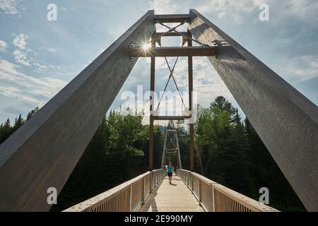 Zu Fuß über die Brücke in den kanadischen Nationalpark, Shawinigan, Quebec, Kanada Stockfoto